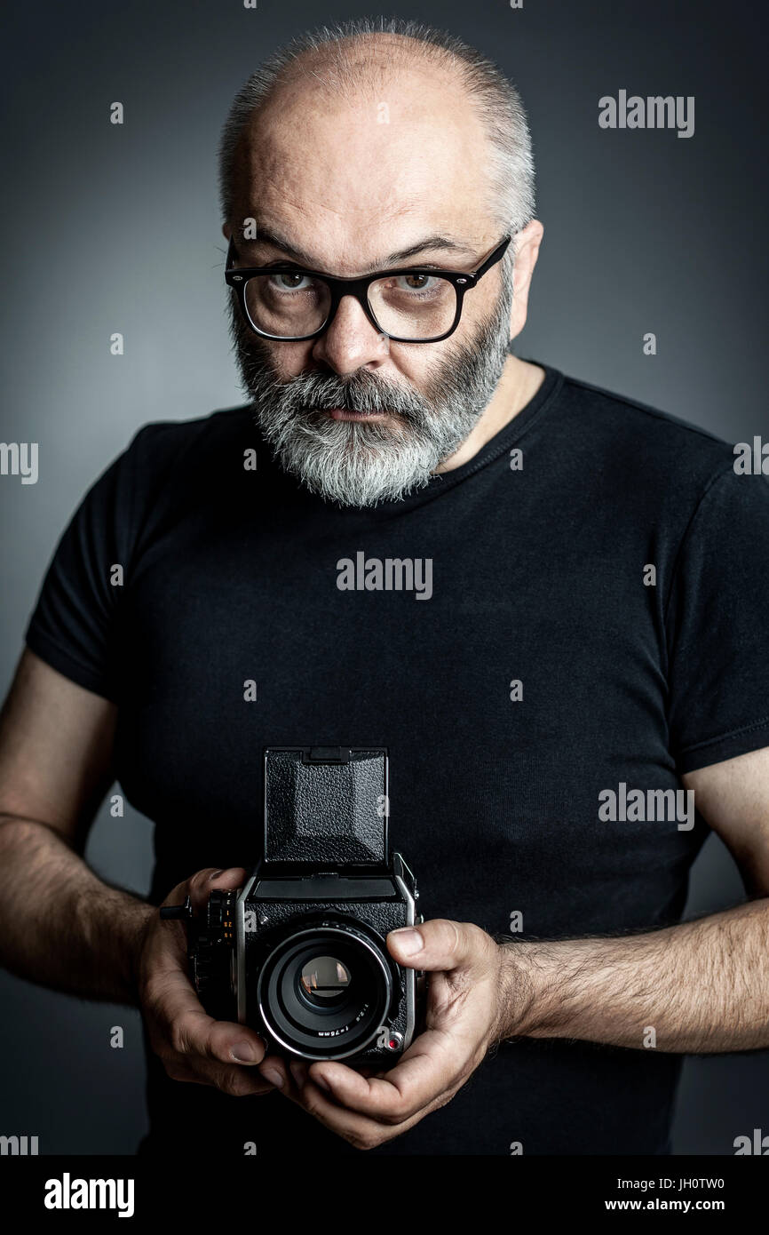 Fotografo con medio formato fotocamera a pellicola Foto Stock