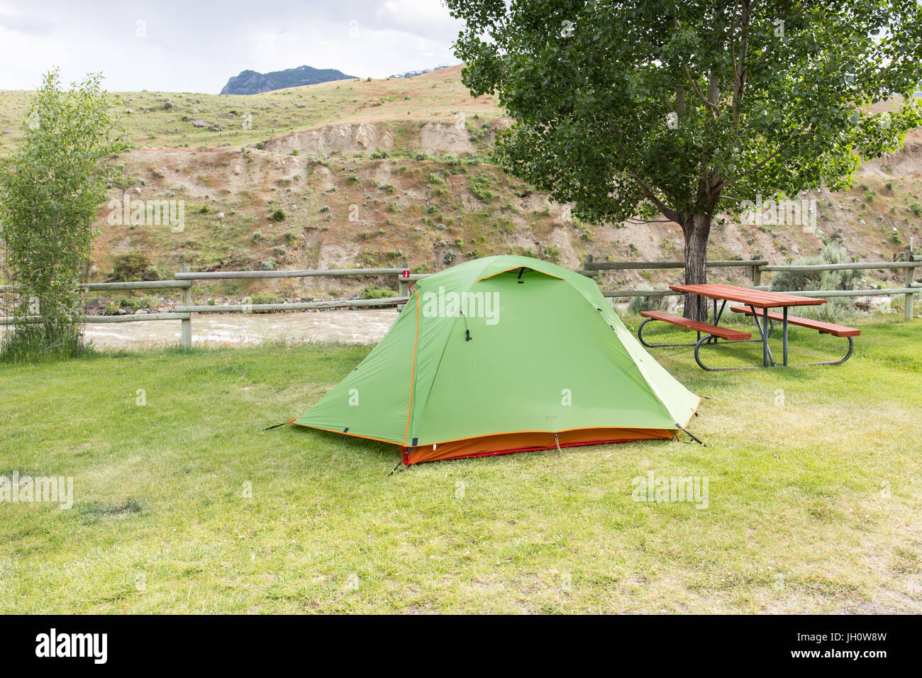Una piccola tenda e un picknick tabella su RV Yellowstone Park, lungo il fiume Yellowstone in Gardiner, Montana, vicino all' entrata nord di Yellowstone Foto Stock