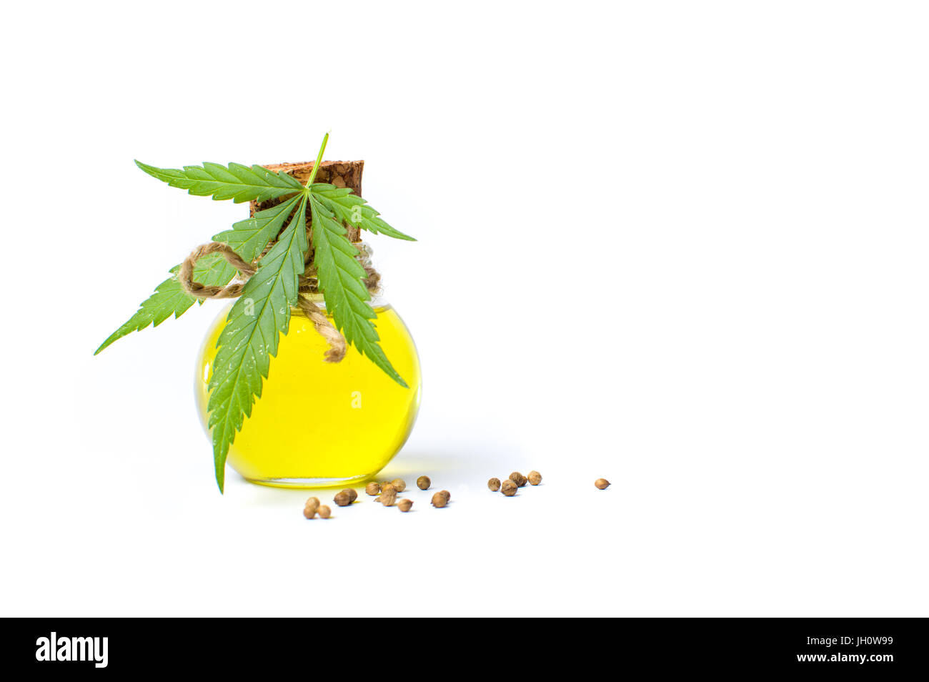Foglia di marijuana e olio di cannabis isolato su bianco Foto Stock