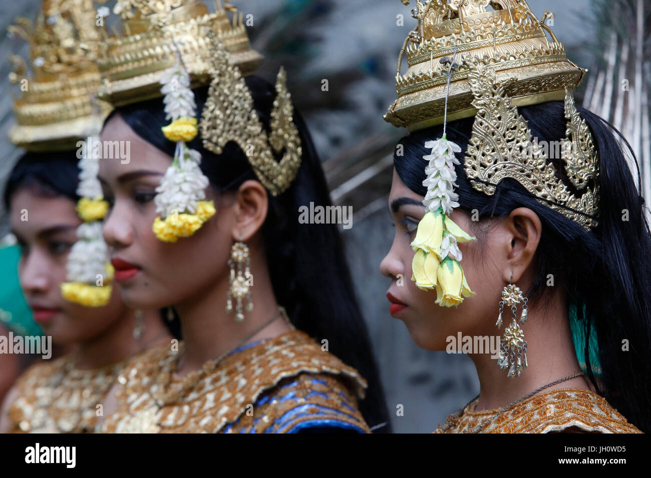 Assunzione celebrazione al di fuori di Battambang chiesa cattolica, Battambang. Ballerino tradizionali. Cambogia. Foto Stock