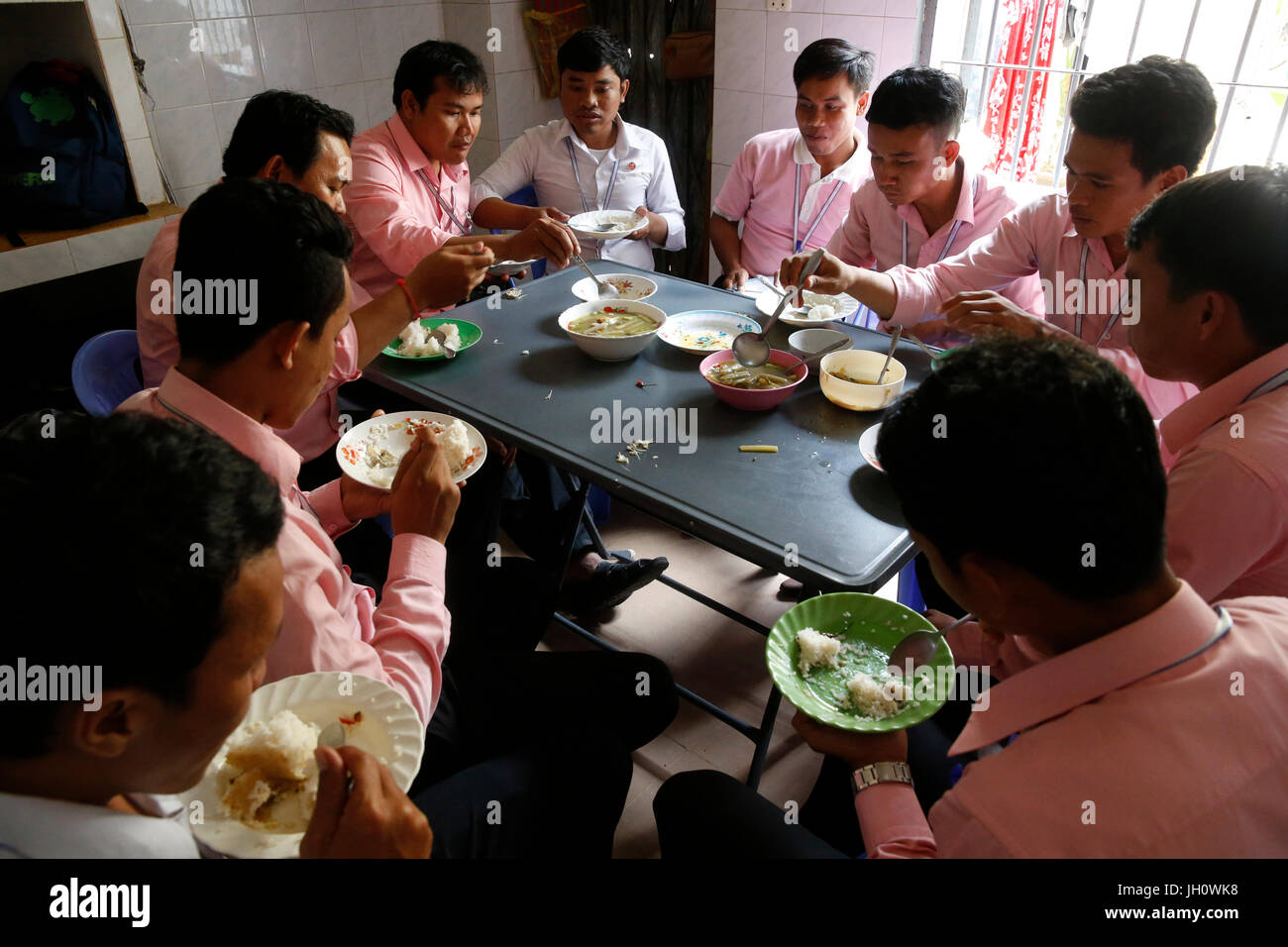 La microfinanza Chamroeun Battambang filiale. I dipendenti' il pranzo. Cambogia. Foto Stock