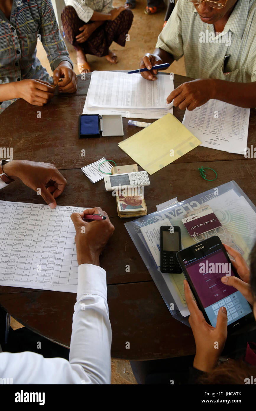 AMK microfinanziamenti e CARD (Consiglio per lo sviluppo agricolo e rurale) erogare fondi per i beneficiari di un programma Unicef. Cambogia. Foto Stock