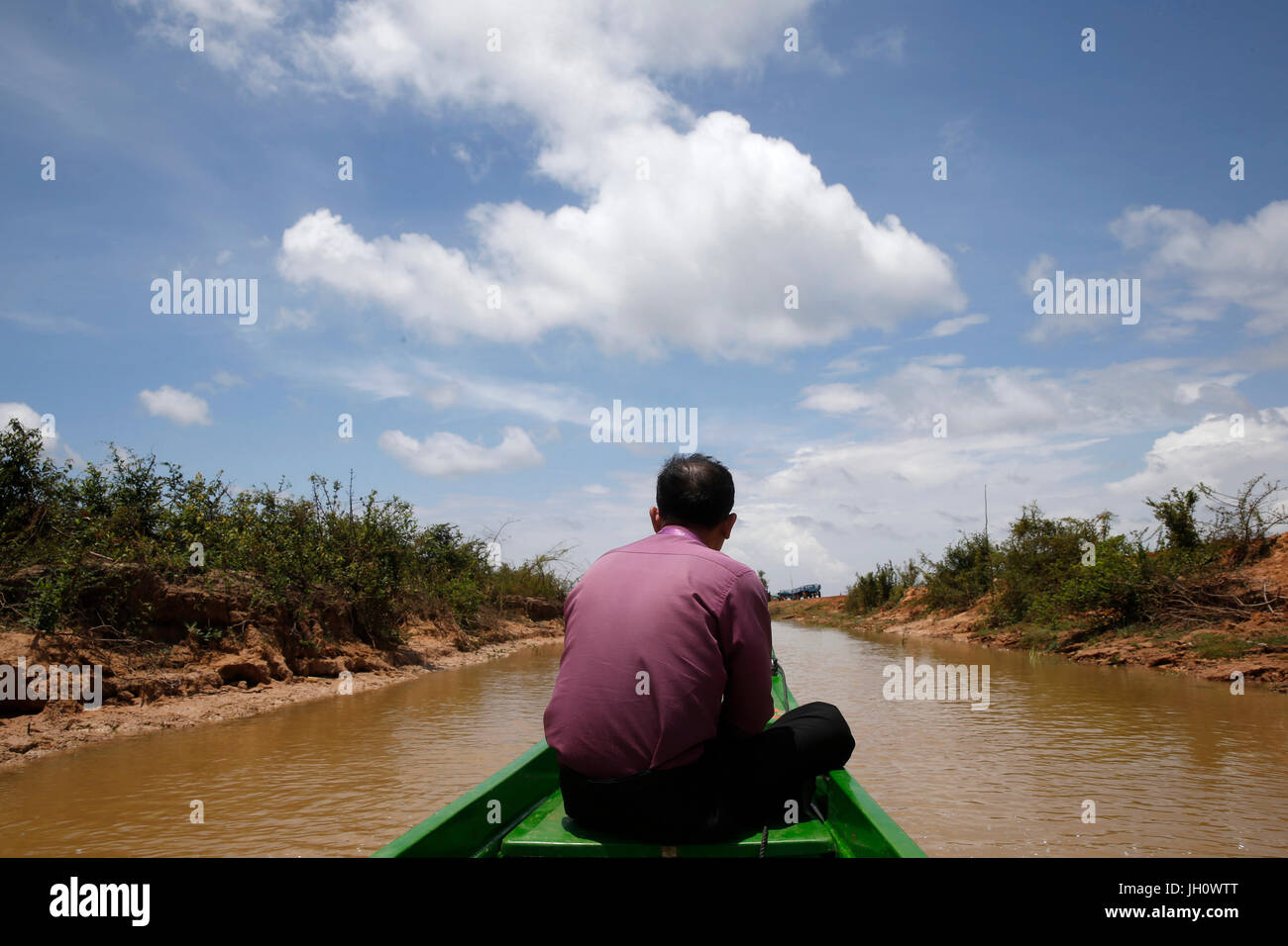 AMK area di microfinanza Sim manager Sary viaggi in barca per visitare i clienti. Cambogia. Foto Stock