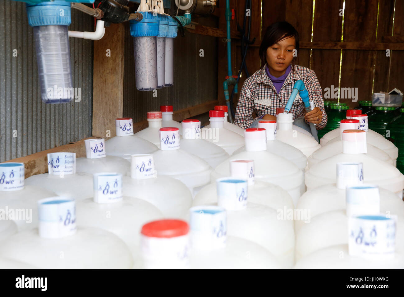 1001 Fontane business idrico. Il riempimento dei dipendenti damigiane. Cambogia. Foto Stock