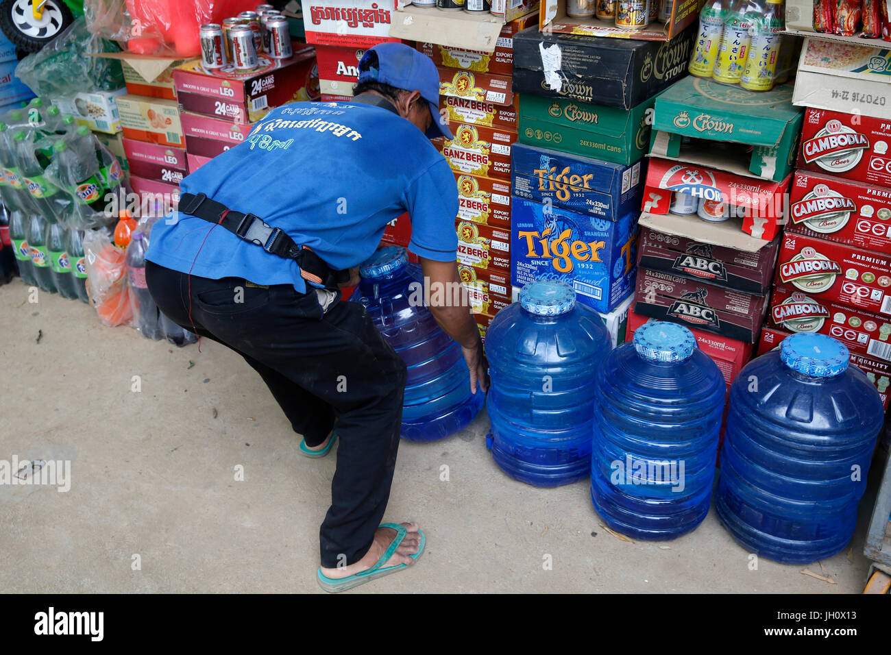 1001 Fontane acqua società dipendente che effettua una consegna. Cambogia. Foto Stock