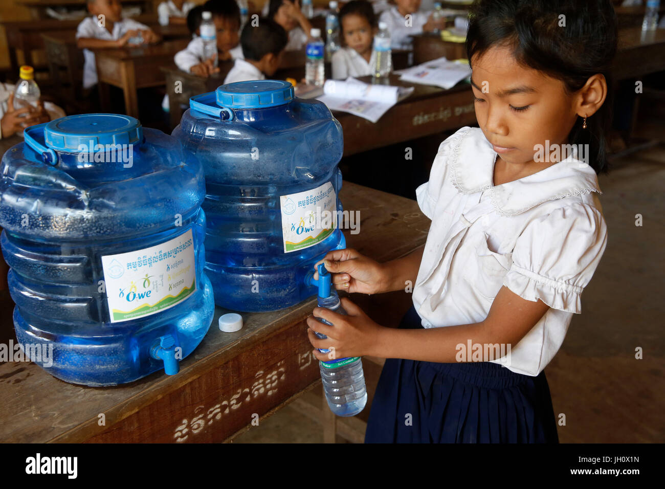I bambini in una scuola in cui essi hanno accesso ad acqua potabile sicura attraverso 1001 Fontane. Cambogia. Foto Stock