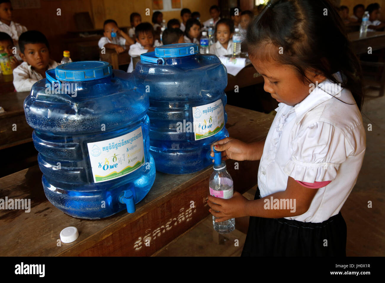 I bambini in una scuola in cui essi hanno accesso ad acqua potabile sicura attraverso 1001 Fontane. Cambogia. Foto Stock