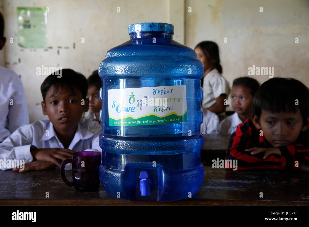 I bambini in una scuola in cui essi hanno accesso ad acqua potabile sicura attraverso 1001 Fontane. Cambogia. Foto Stock