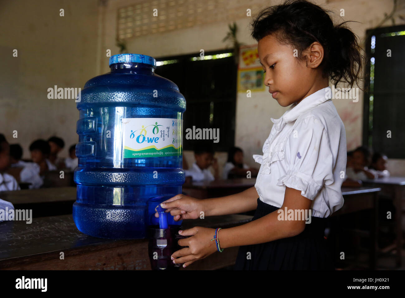 I bambini in una scuola in cui essi hanno accesso ad acqua potabile sicura attraverso 1001 Fontane. Cambogia. Foto Stock