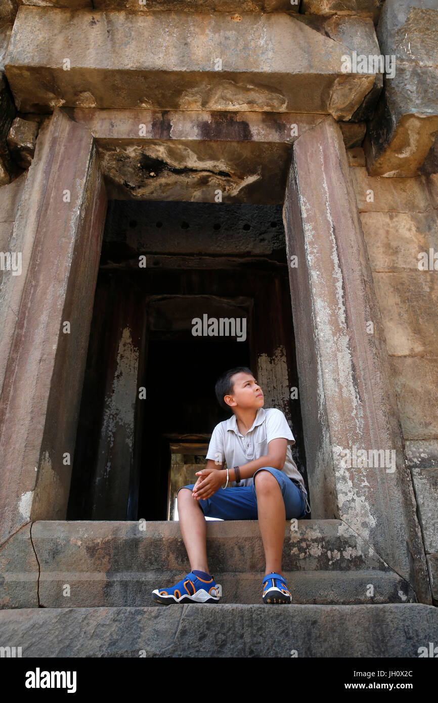 Il 10-anno-vecchio ragazzo visita di Angkor. Cambogia. Foto Stock