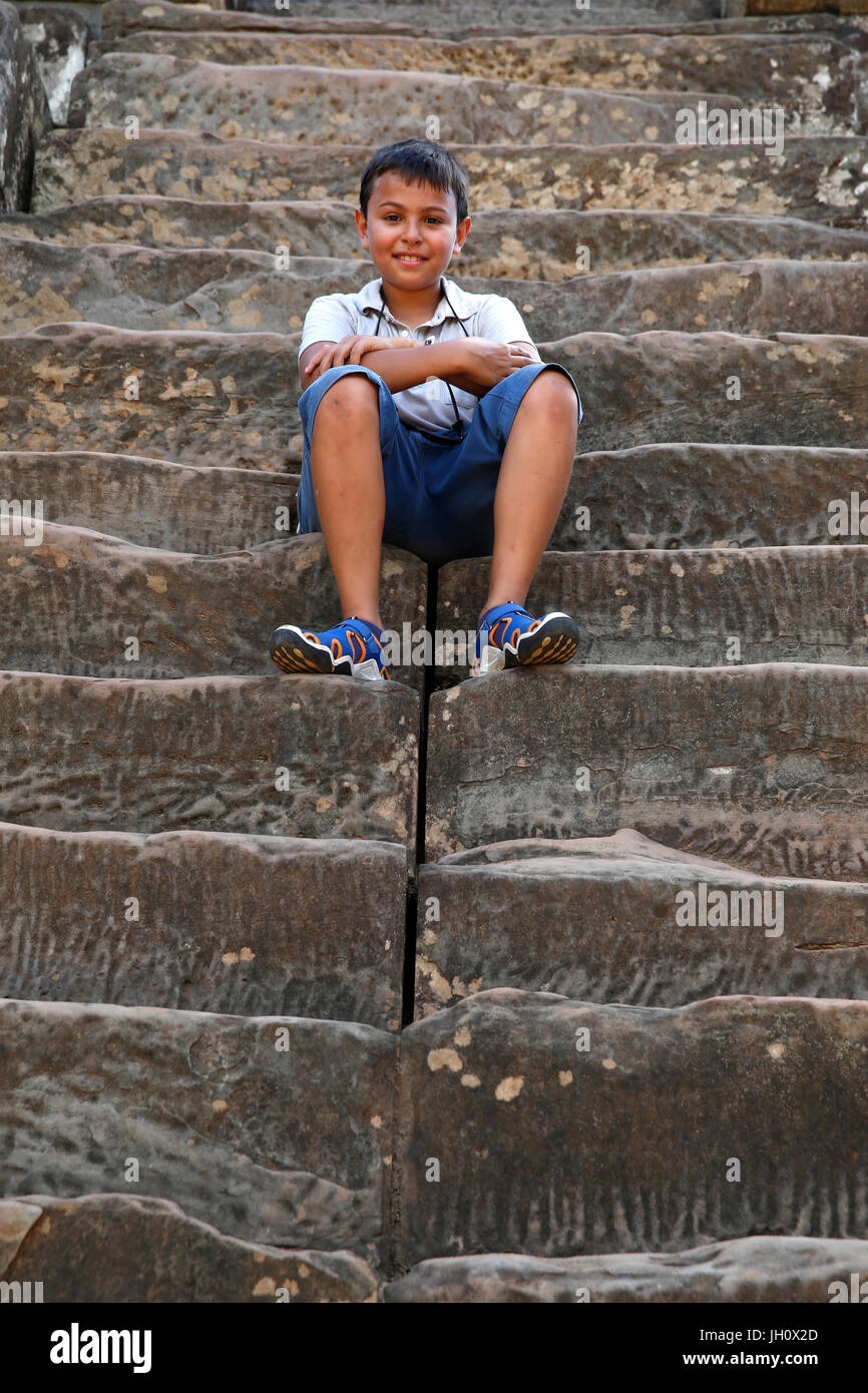Il 10-anno-vecchio ragazzo visita di Angkor. Cambogia. Foto Stock