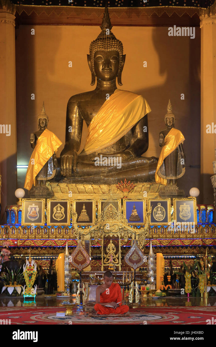 Il Buddha. Bhumisparsha-Mždra. I tre Phra Ongs Teu Buddha. Iva Ongs tue. Wat Ongs Teu Mahawihan. Vientiane. Laos. Foto Stock
