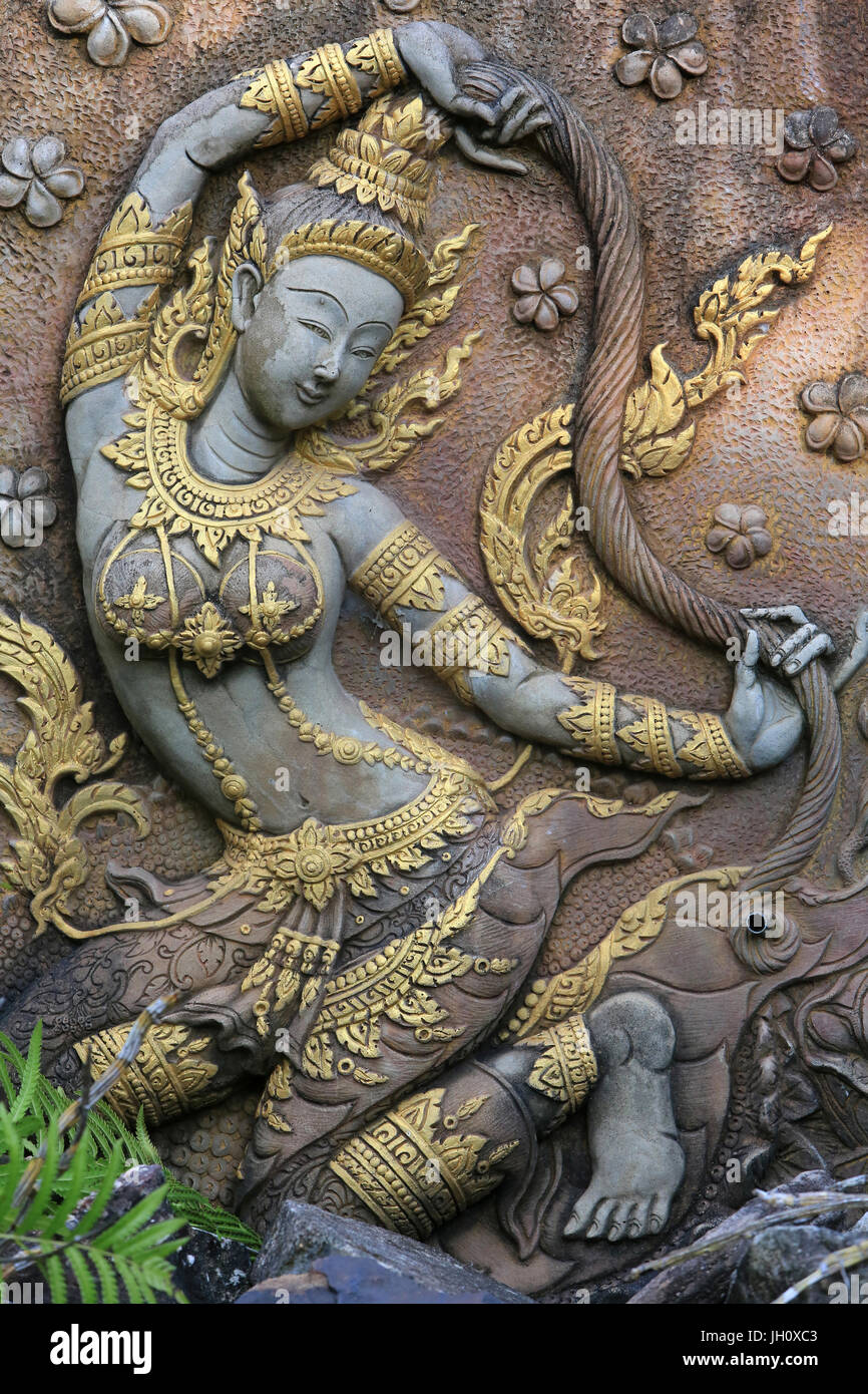 Statua della Dea Phra Mae Thorani terra dea protettrice dei Buddha. Wat Inpeng. Vientiane. Laos. Foto Stock