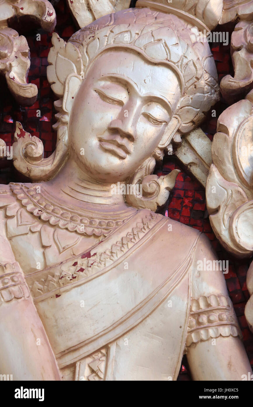 Ramanaya. Finestra carving raffigurante scena dal hindouisme . In dettaglio le principali adorando Hall. Wat Inpeng. Ventiane. Laos. Foto Stock