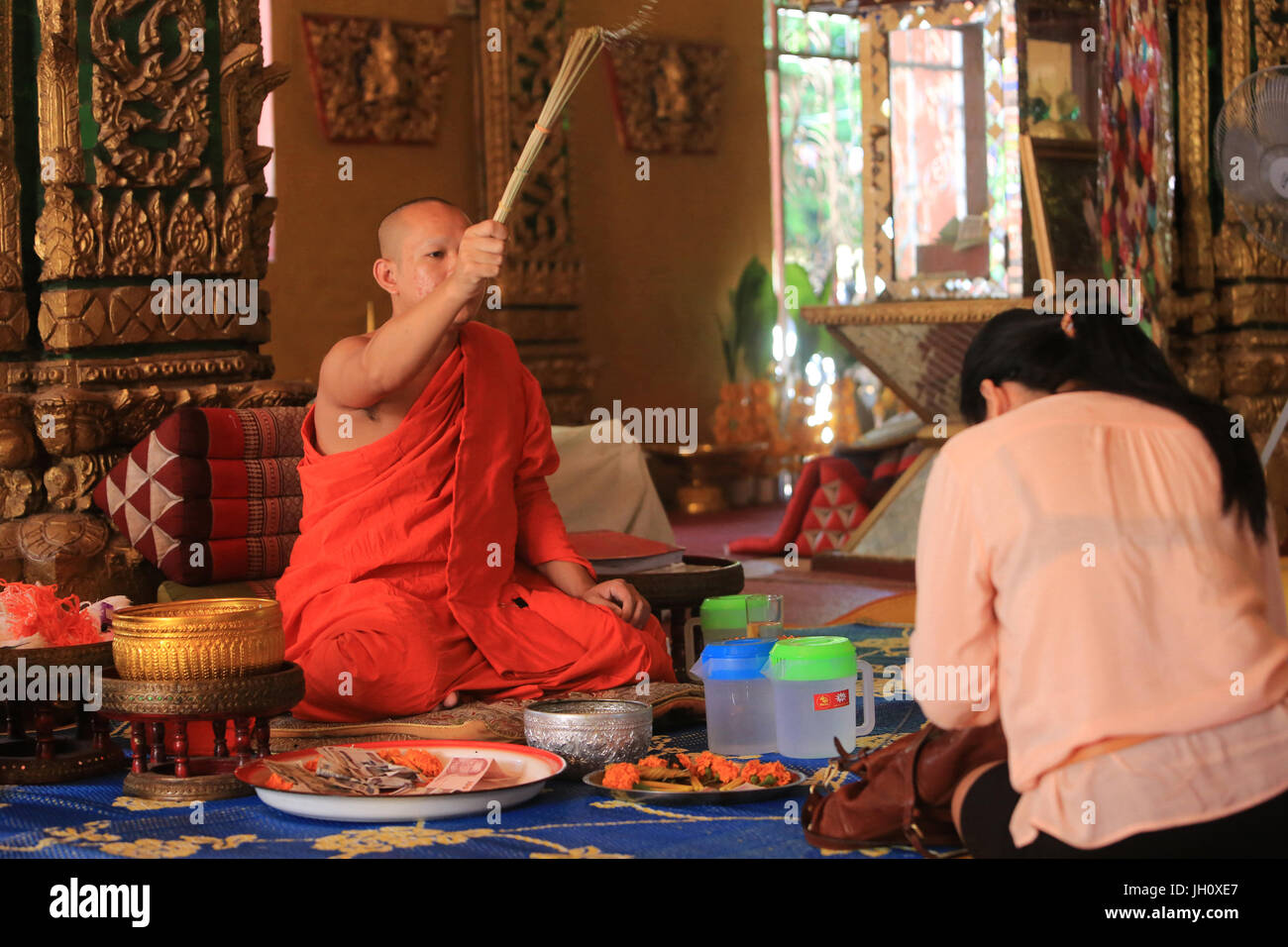Purificazione beata con Nam Mšn acqua. Cerimonia buddista. Wat Simuong. Wat Si Muang. Vientiane. Laos. Foto Stock