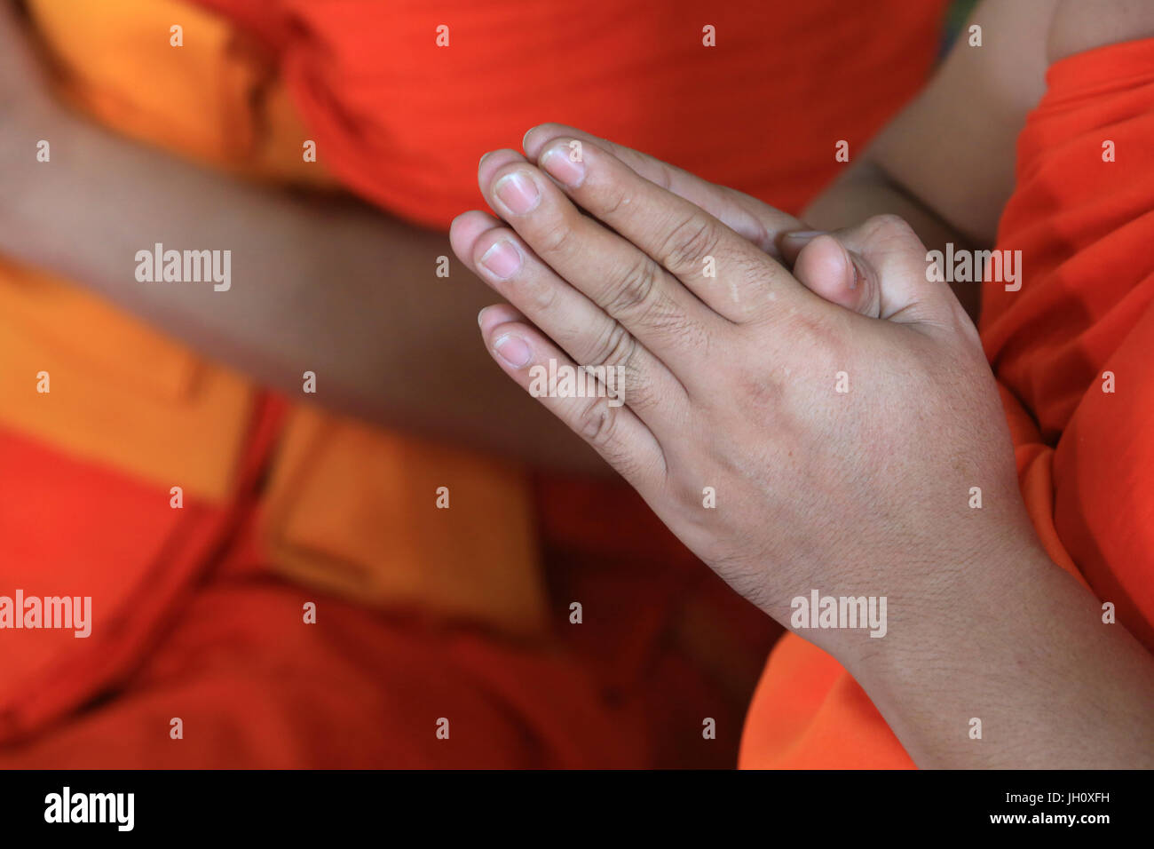 Monaco buddista di pregare. Cerimonia buddista. Wat Simuong. Wat Si Muang. Vientiane. Laos. Foto Stock