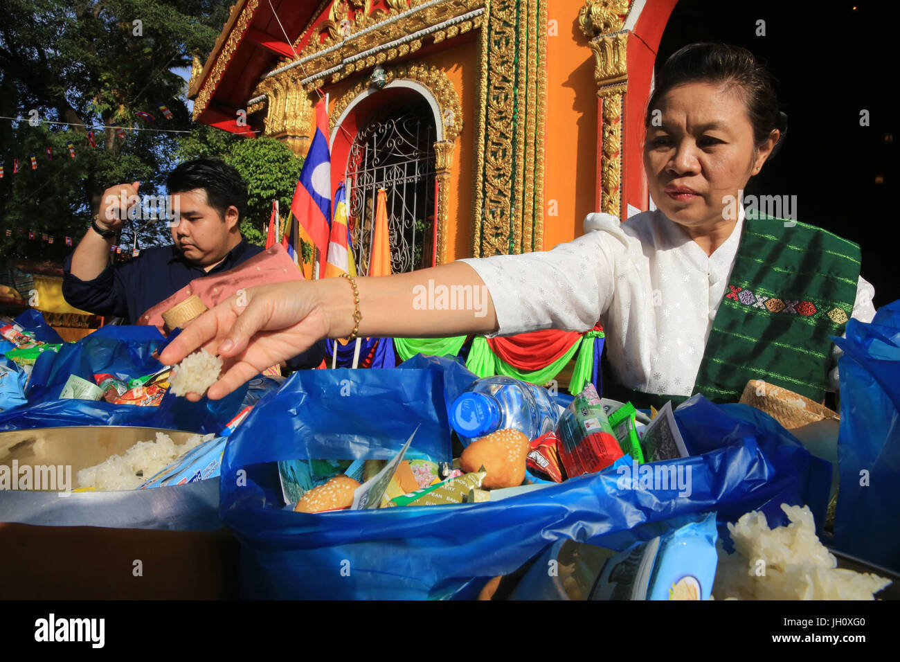 Offerte. Alms dando cerimonia buddista. Wat Simuong. Wat Si Muang. Vientiane. Laos. Foto Stock