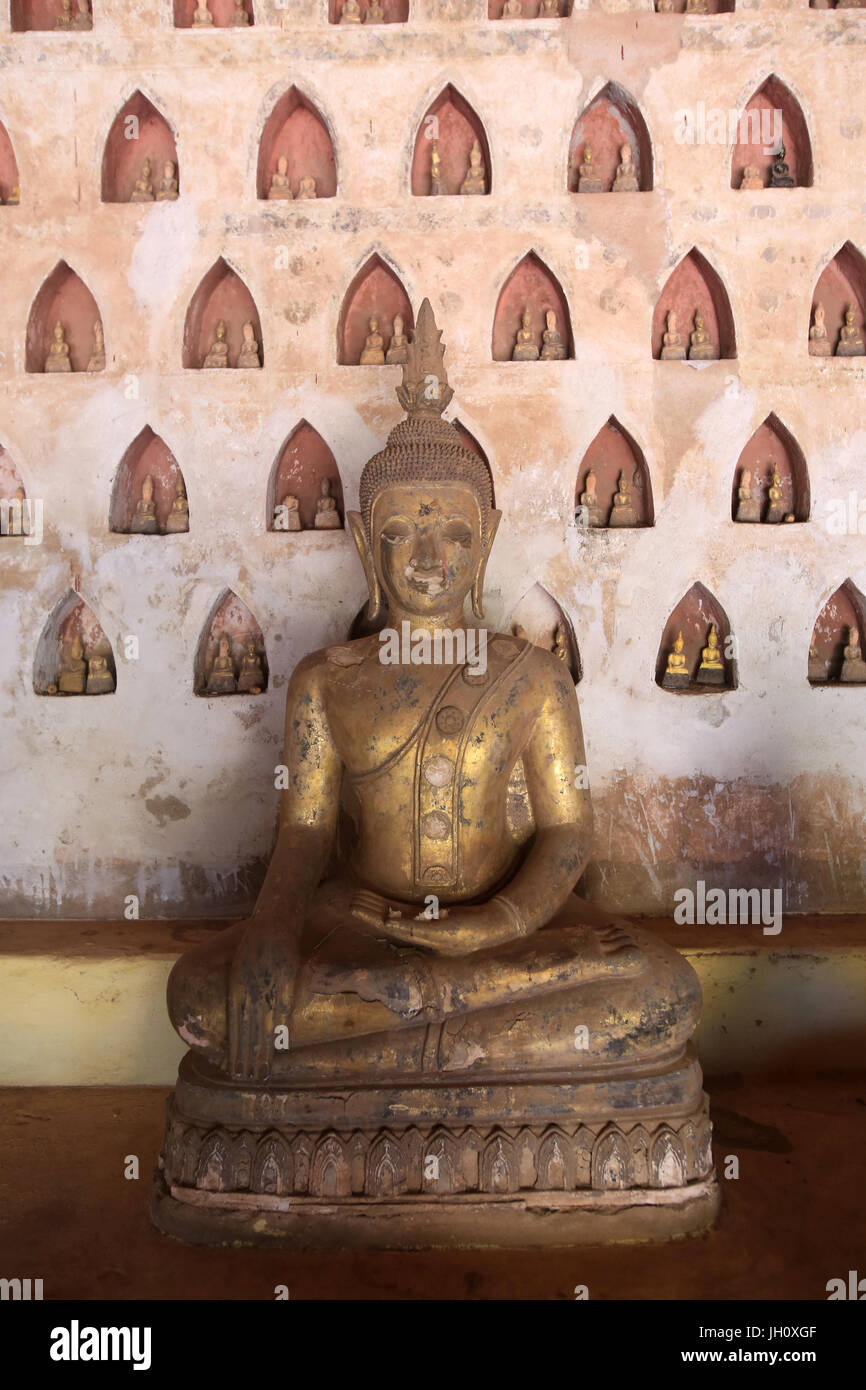 Buddha e coppie di piccole statue di Buddha nel chiostro o galleria che circonda la Sim. Parte di una collezione di circa 2000 ceramica e argento Foto Stock