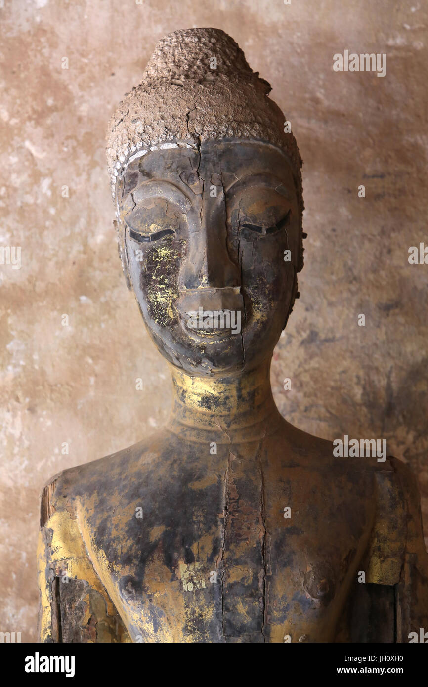 Statua di Buddha nel chiostro o ballatoio della SIM. Parte di una collezione di circa 2000 ceramica e argento buddha sul display in Foto Stock