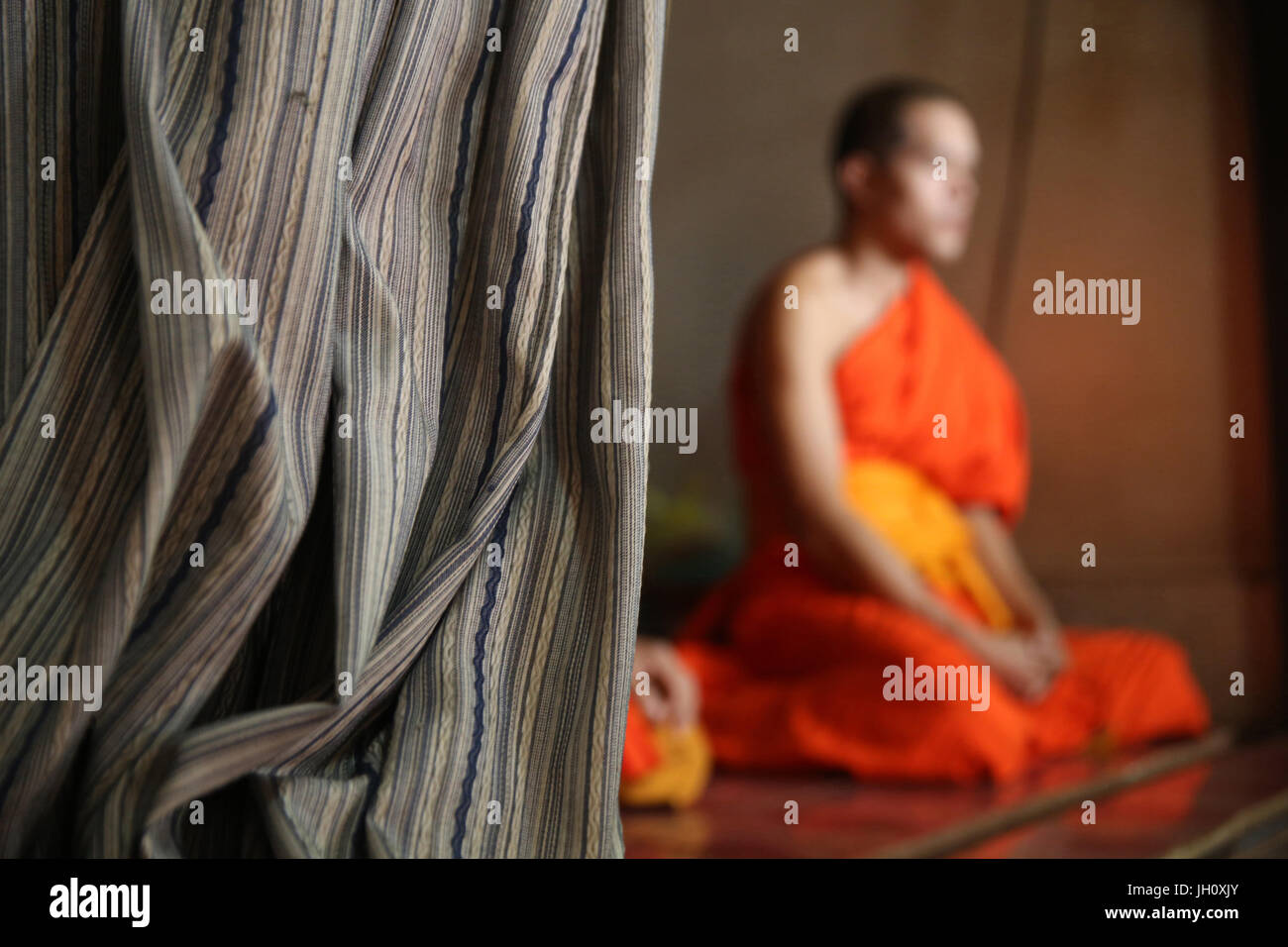 Monaco buddista di pregare. Wat Naxai. Vientiane. Laos. Foto Stock