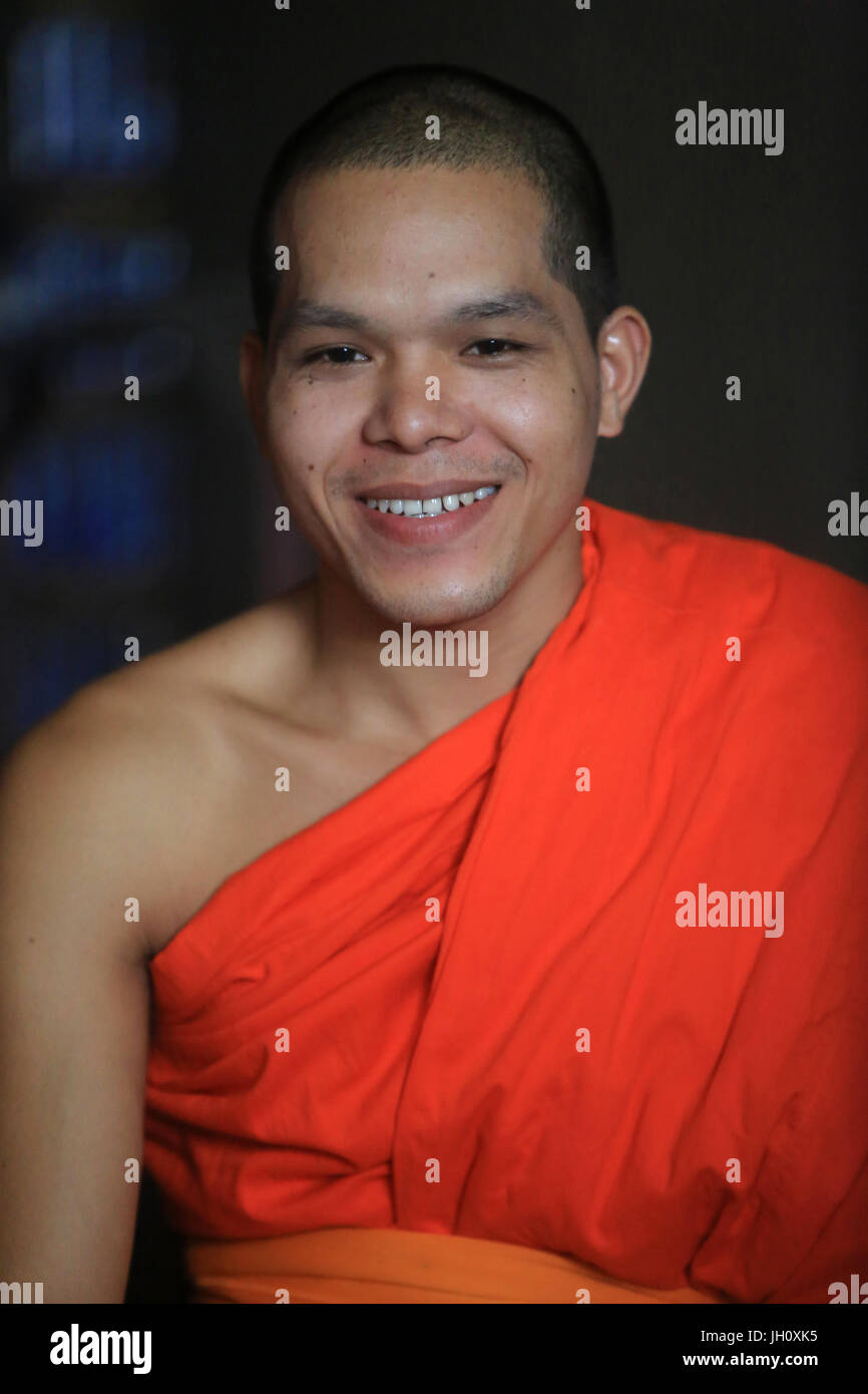 Monaco buddista di pregare. Wat Naxai. Vientiane. Laos. Foto Stock