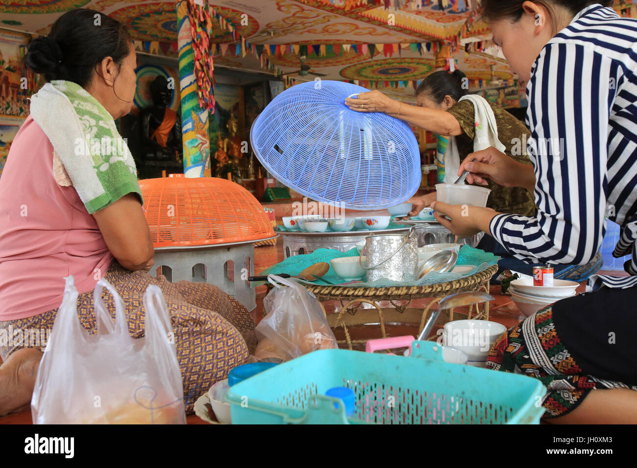 A preparare il pranzo per i monaci. Wat Kang. Vang Vieng. Laos. Foto Stock