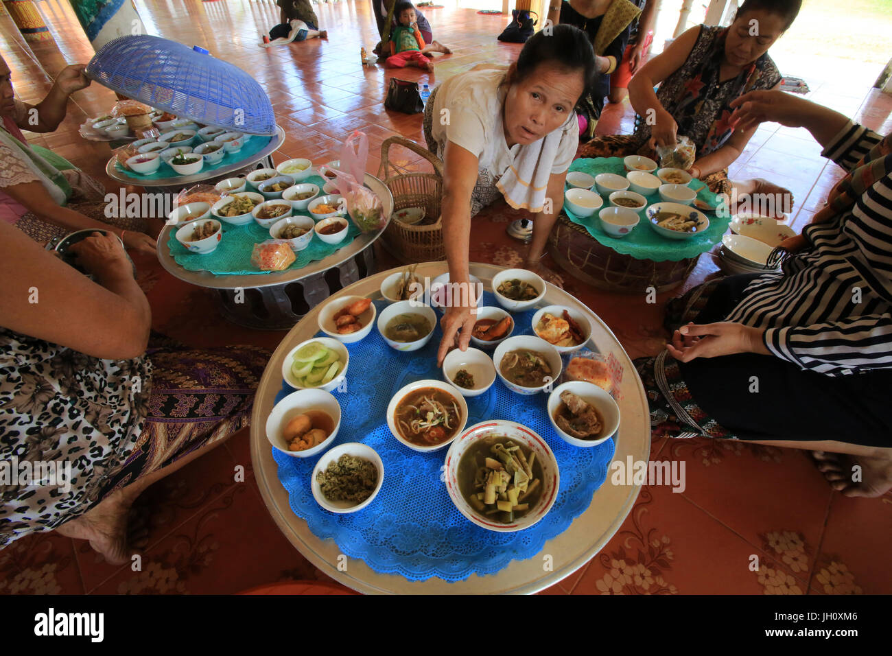 A preparare il pranzo per i monaci. Wat Kang. Vang Vieng. Laos. Foto Stock