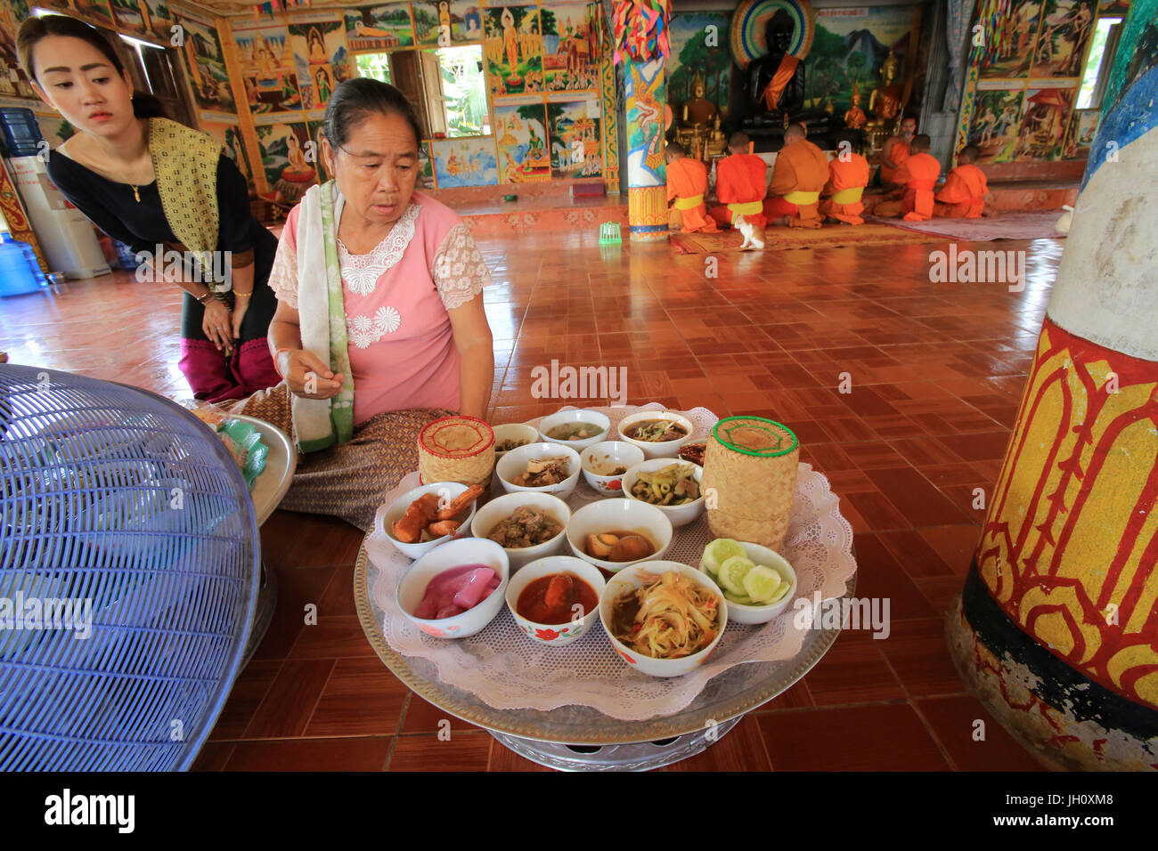 A preparare il pranzo per i monaci. Wat Kang. Vang Vieng. Laos. Foto Stock