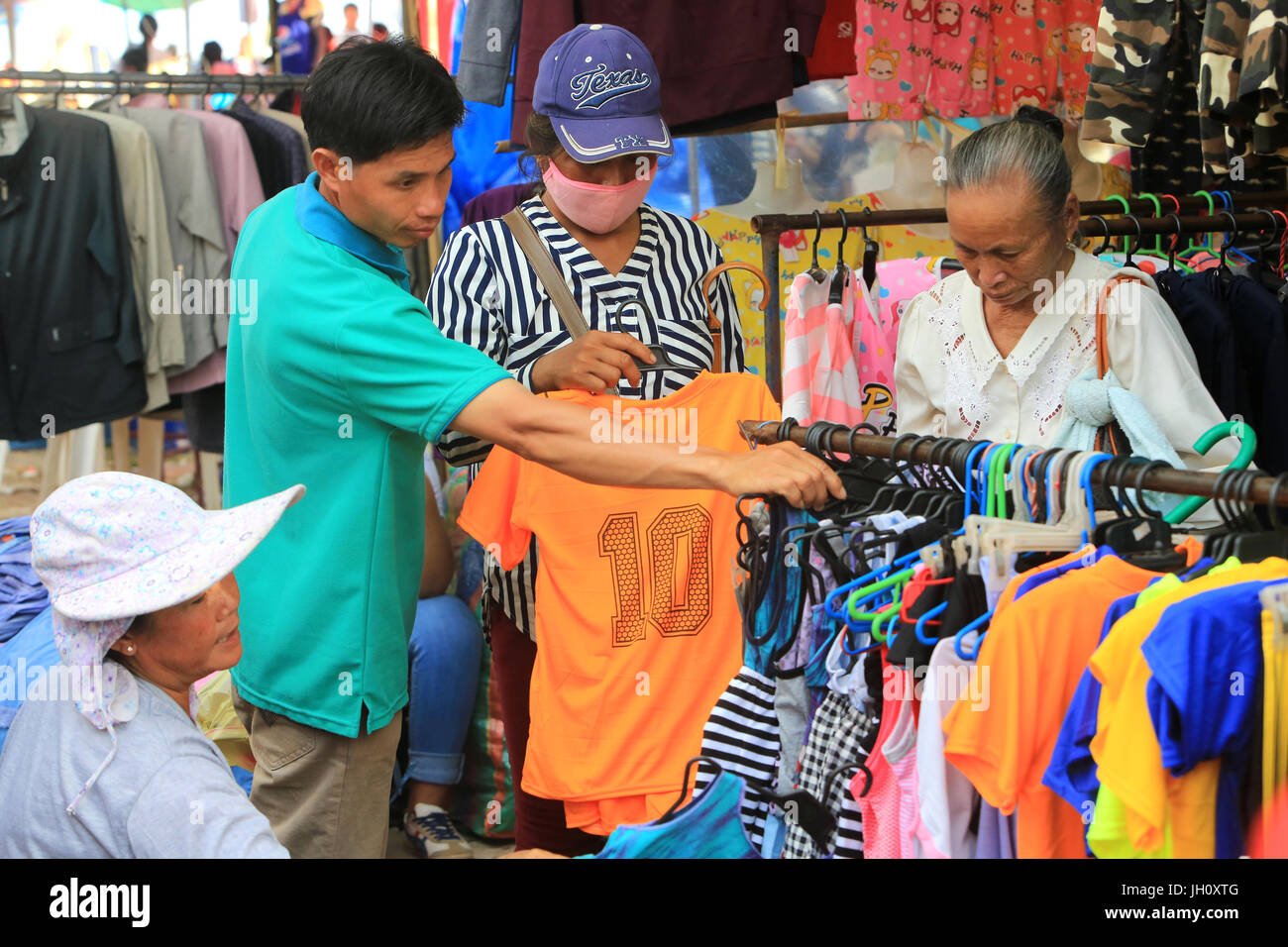 Negozio di abbigliamento al mercato. Vientiane. Laos. Vientiane. Laos. Foto Stock