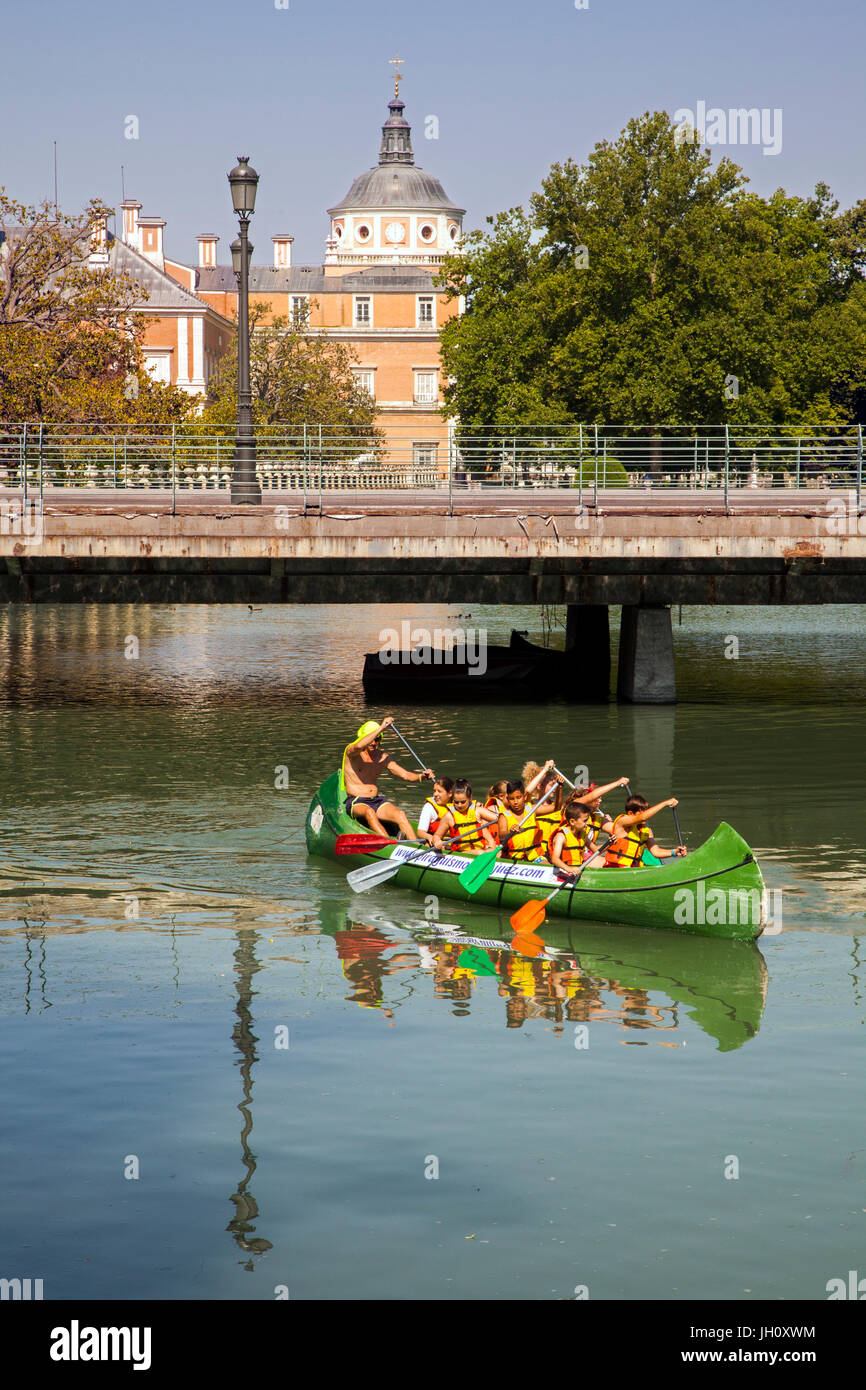 Bambini / canoa kayak sul fiume Tago nel parco del Palazzo Reale di Aaranjuez nella provincia di Madrid di Spagna Foto Stock