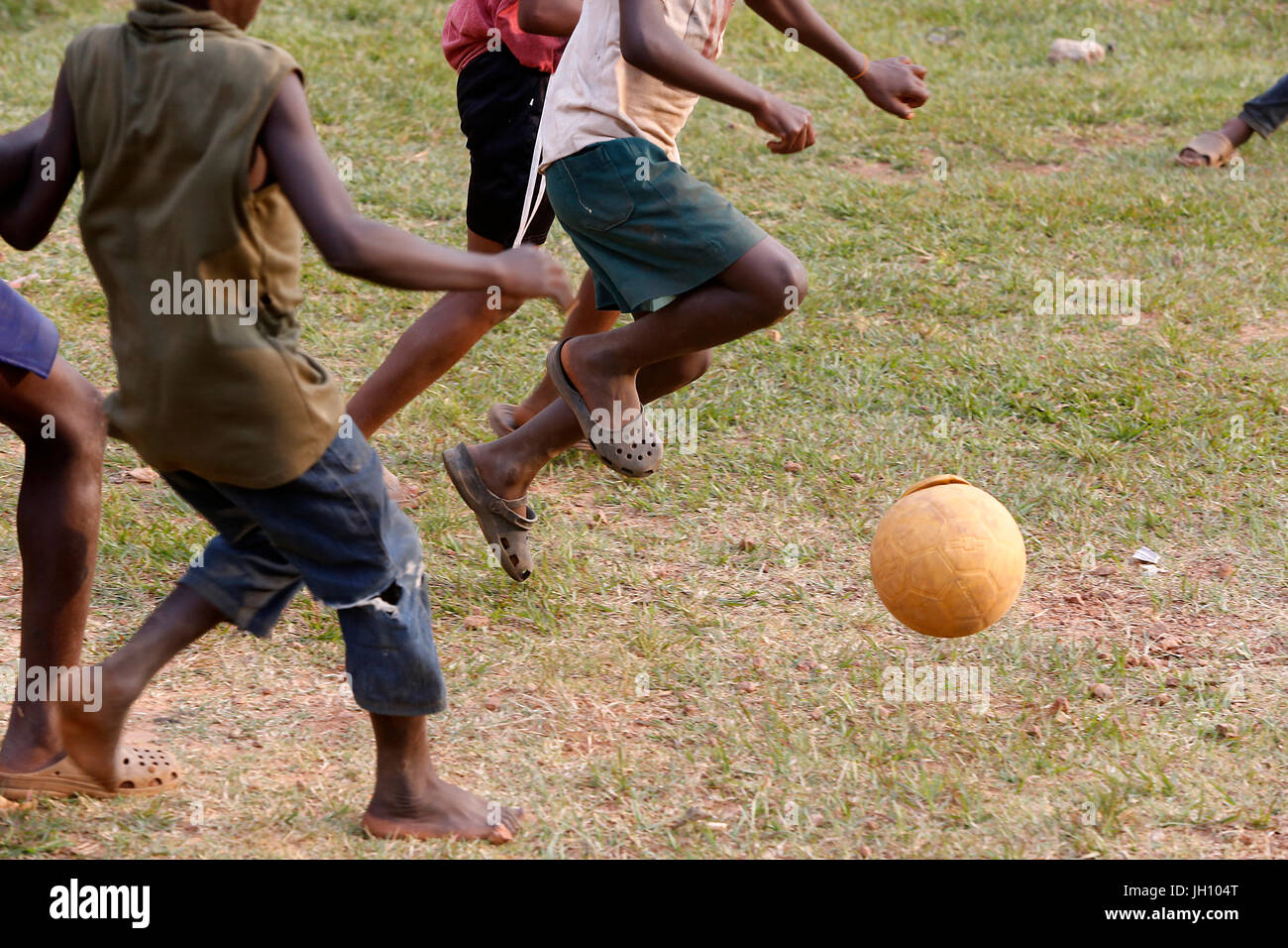 Bambini ugandesi a giocare a calcio. Uganda. Foto Stock
