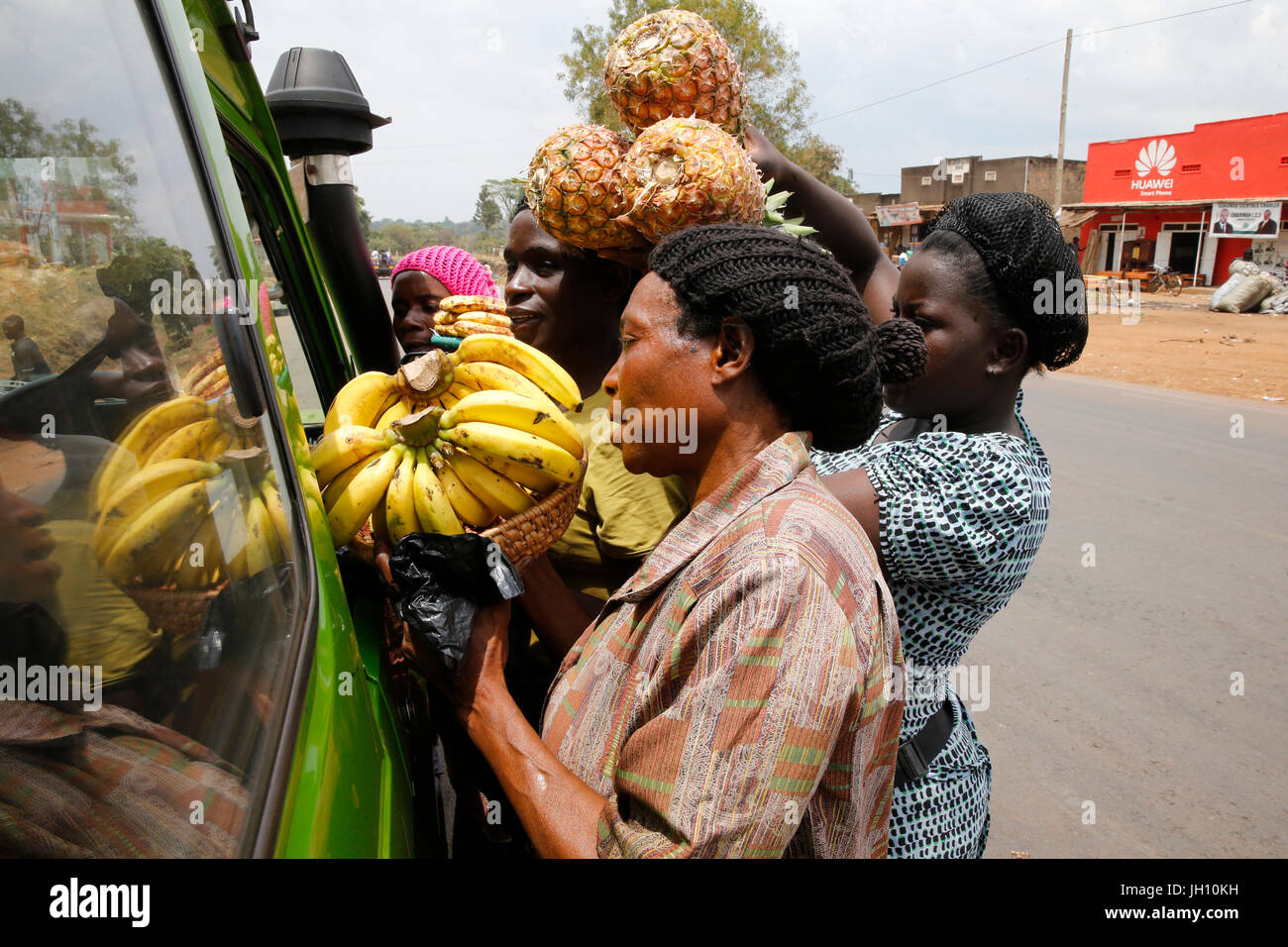 Le donne che vendono frutta ai viaggiatori. Uganda. Foto Stock