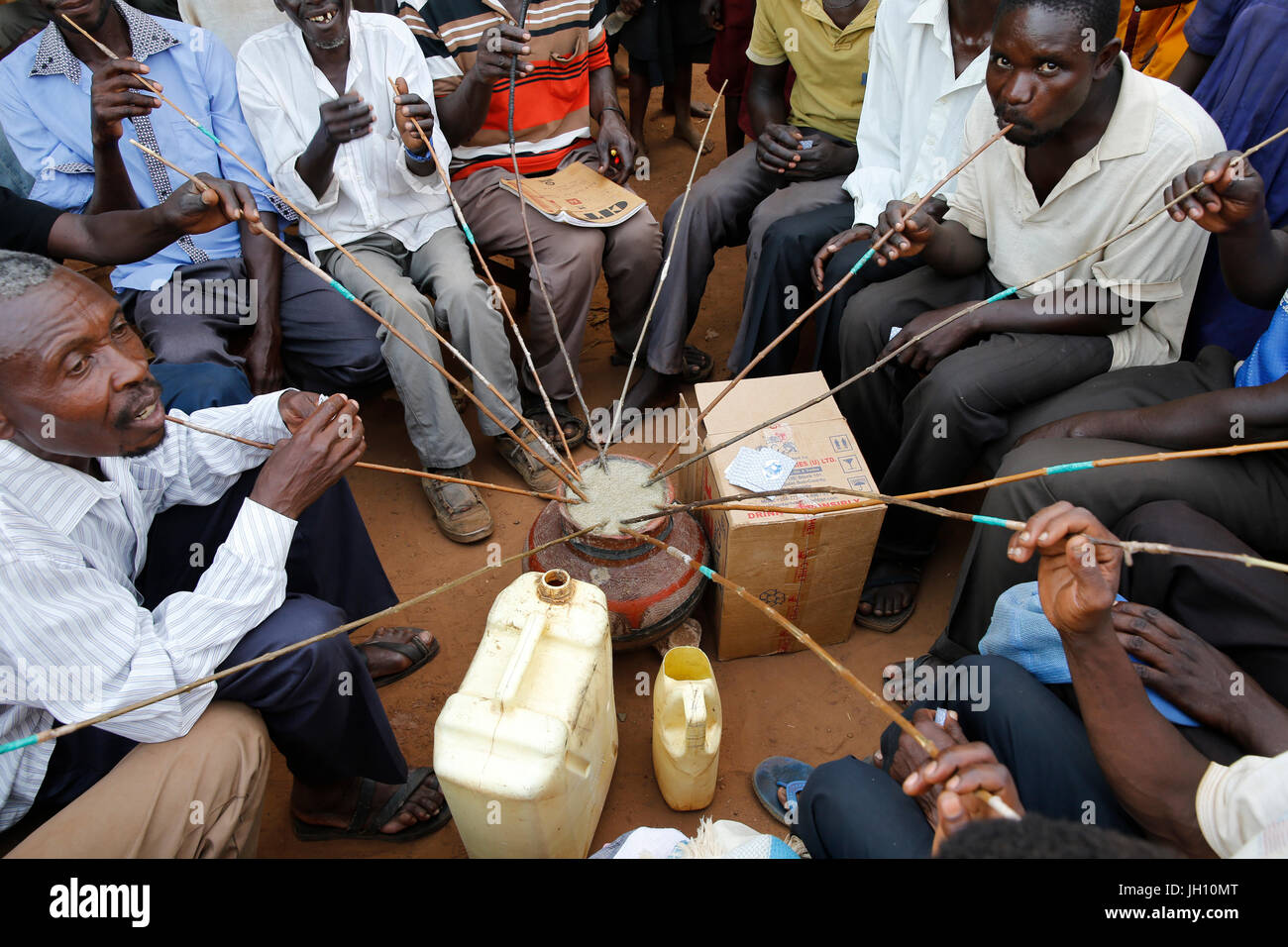 Gli abitanti di un villaggio ugandese di bere home-birra fermentata. Uganda. Foto Stock