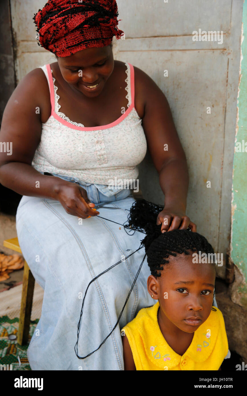 La vita quotidiana in Mulago. Lo styling dei capelli. Uganda. Foto Stock