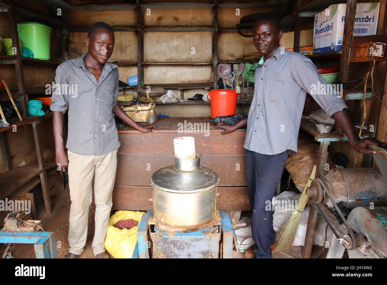 Elaborazione di arachidi fabbrica. Uganda. Foto Stock