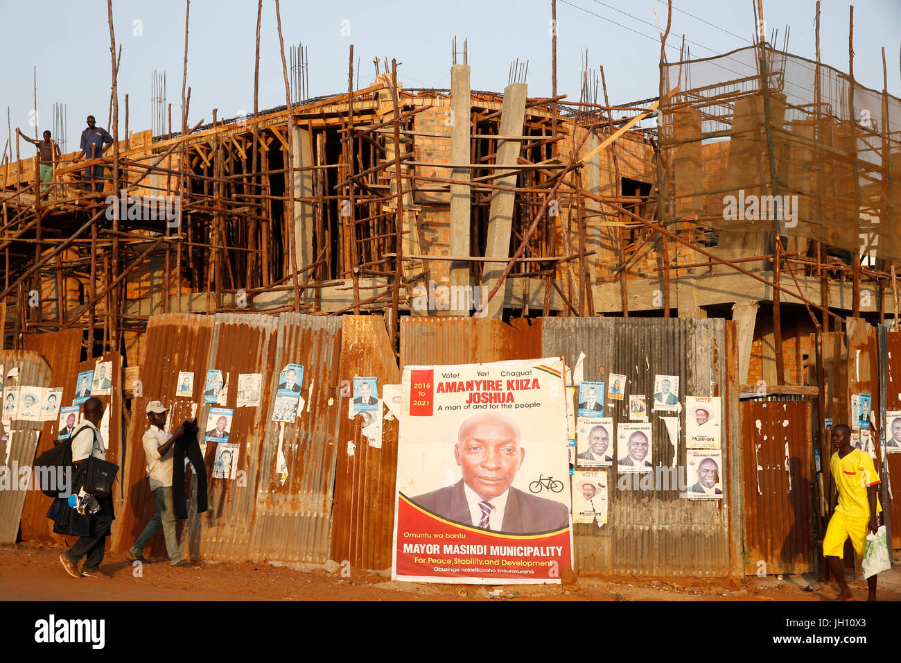 Cartellone elettorale e ponteggi a Masindi. Uganda. Foto Stock