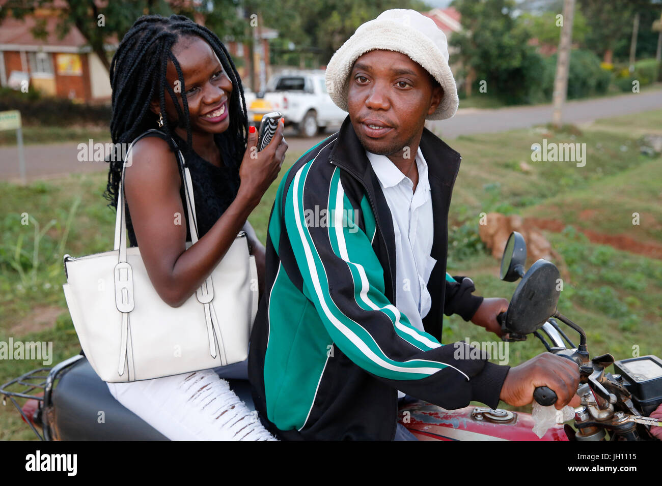 Donna ugandese su un boda boda (moto taxi). Uganda. Foto Stock