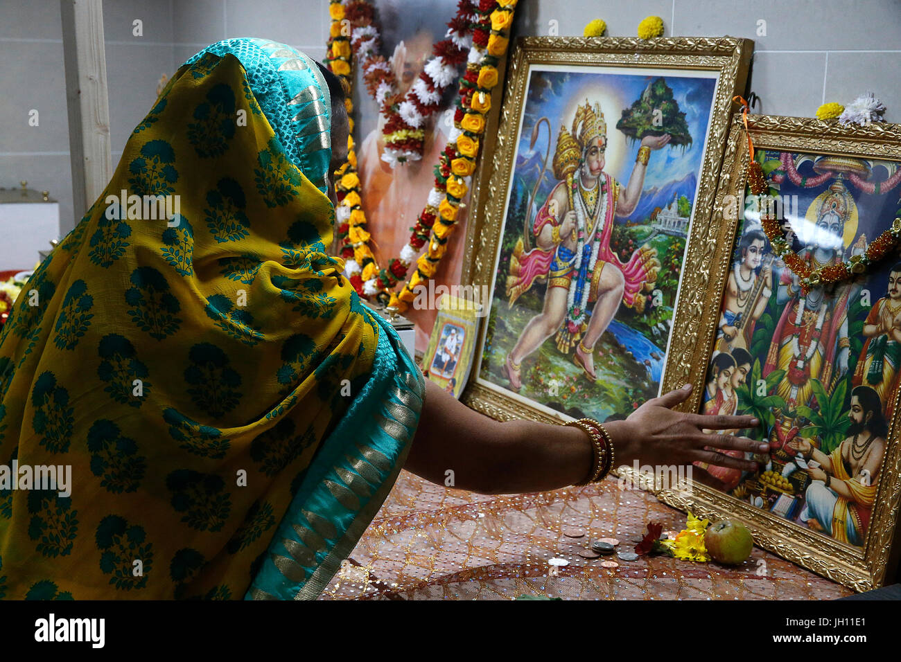 Shree Ram Mandir, Leicester. Fedeli di toccare le immagini di divinità. Regno Unito. Foto Stock