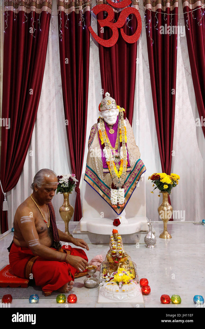 Sacerdote di Shirdi Sai Baba tempio, Leicester. Regno Unito. Foto Stock
