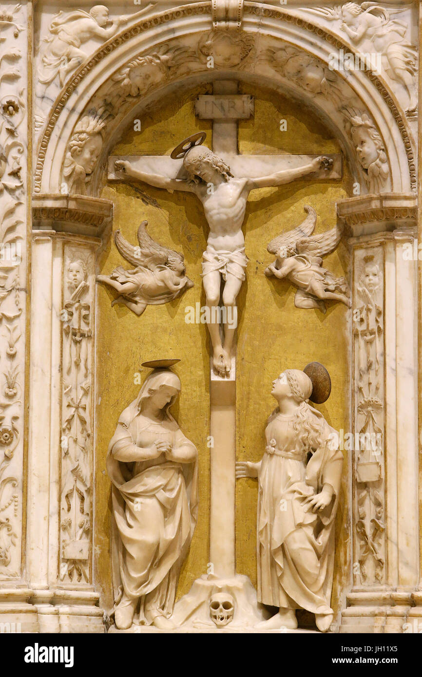 Il Victoria and Albert Museum. Pala con la crocifissione. Circa 1493. Andrea Ferrucci. L'Italia, Fiesole (Toscana). Il marmo. (Dettaglio). Regno Unito Foto Stock