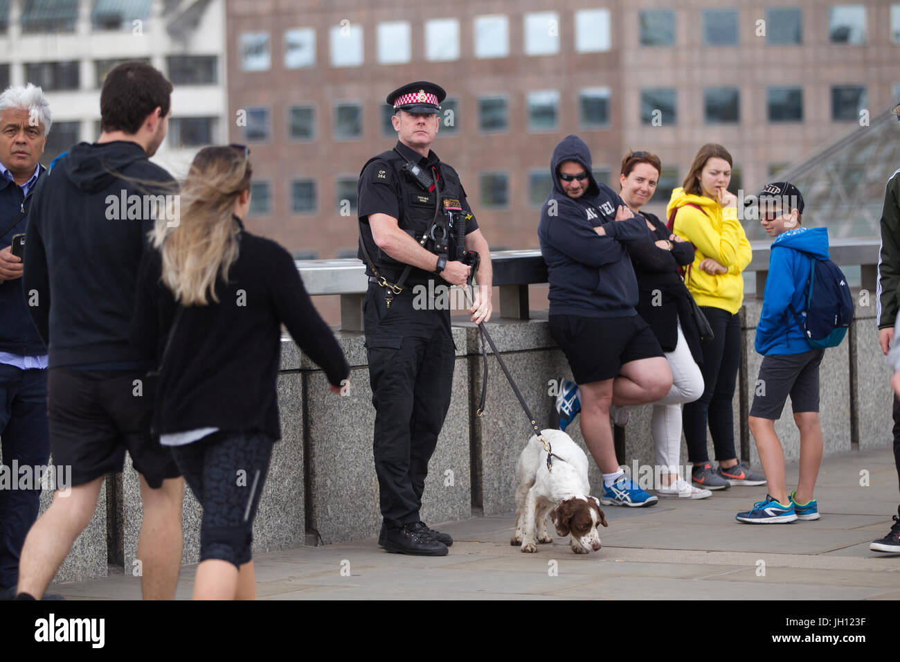 La Metropolitan Police cani team sul Ponte di Londra dopo la strada è chiusa al traffico dopo il Ponte di Londra attacco terroristico, England, Regno Unito Foto Stock