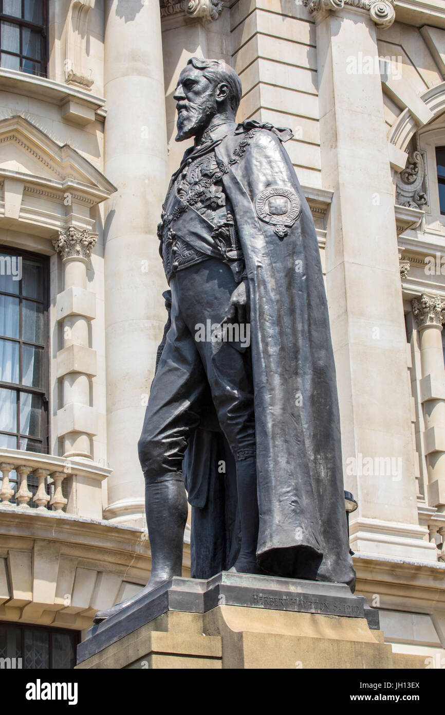 Una statua di Spencer Cavendish, l'ottavo duca di Devonshire, situato su Whitehall a Londra, Regno Unito. Foto Stock