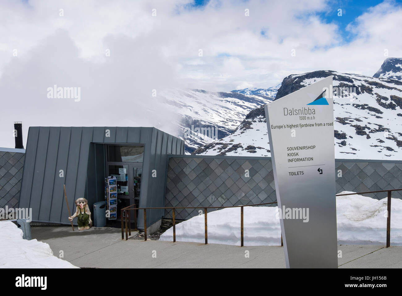 Negozio di souvenir e un chiosco informazioni Dalsnibba sulla cima della montagna. Geiranger, regione di Sunnmøre, contea di Møre og Romsdal, Norvegia e Scandinavia Foto Stock