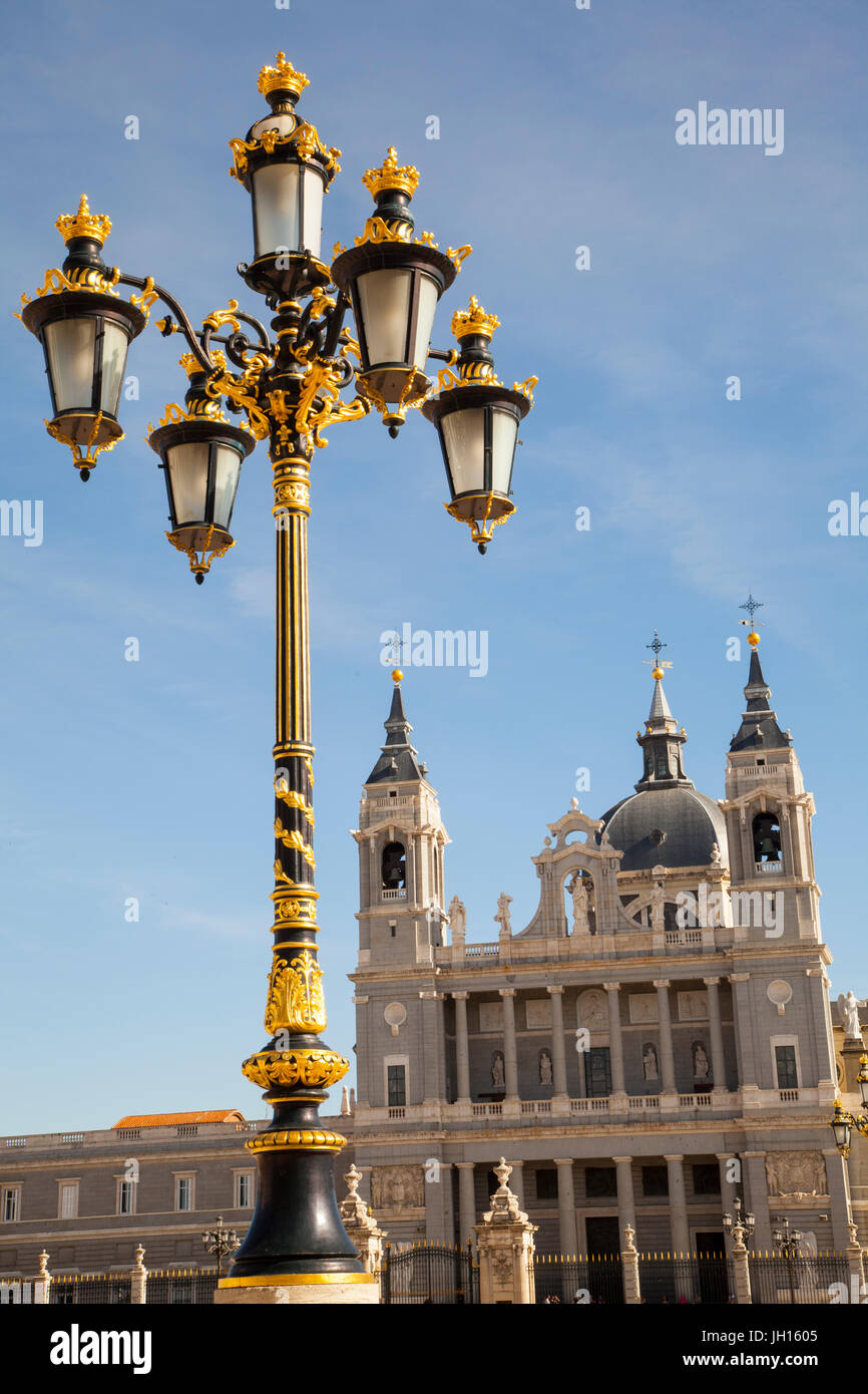 Vista la Catedral de la Almudena /Cattedrale Almudena, dai giardini del Palazzo Reale / Palacio Real Madrid Spagna Foto Stock