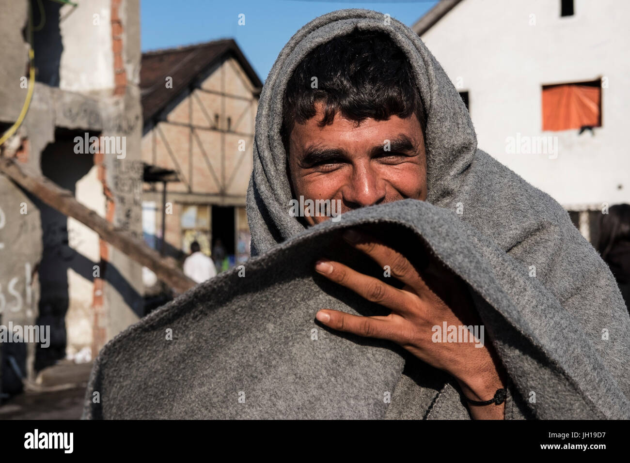 Profugo afgano tenere in caldo avvolgendo in UNHCR coperte. La caserma,  Belgrado, Serbia Foto stock - Alamy