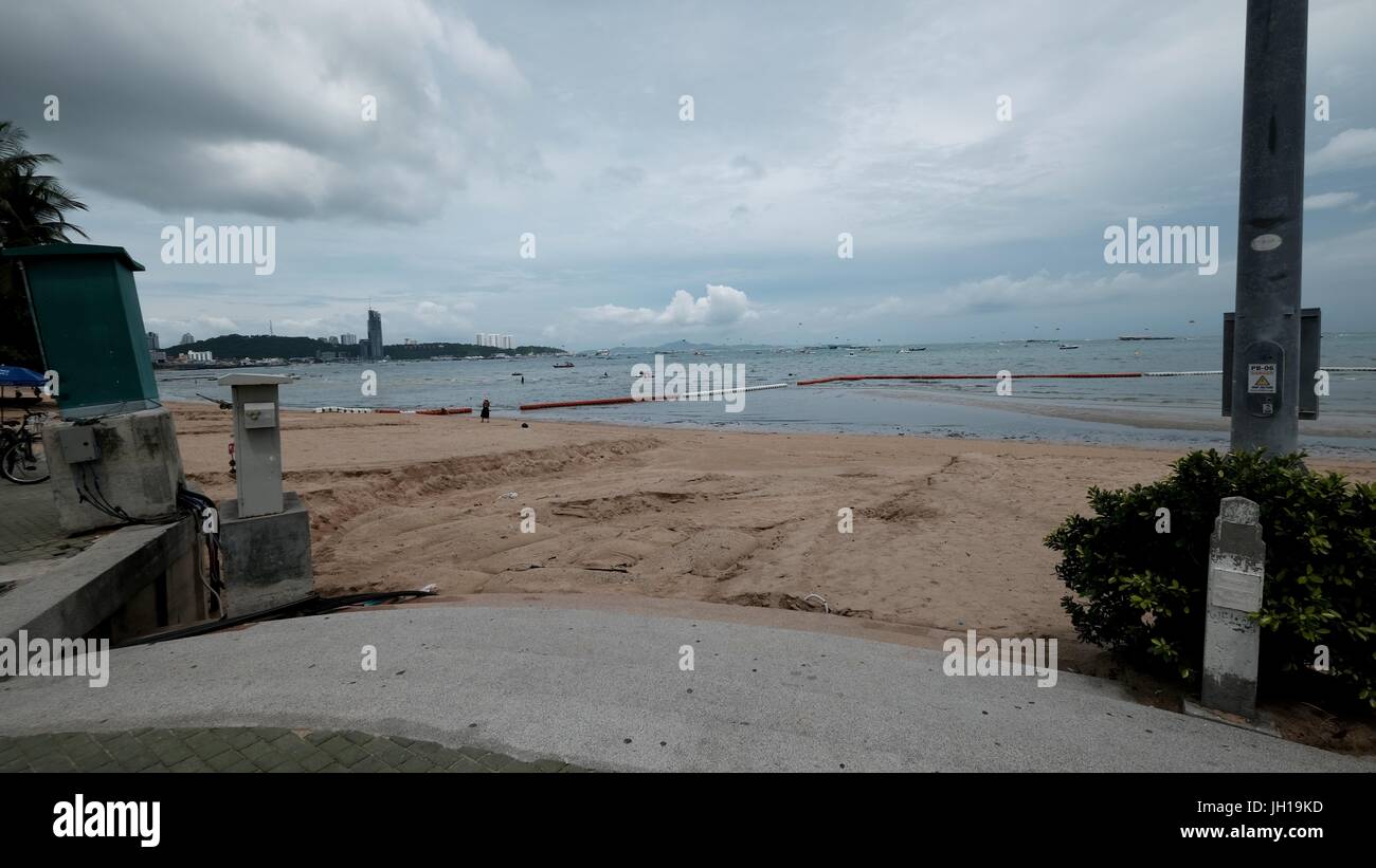 Spiaggia di erosione dei sedimenti pericolo dal monsone di Pattaya Chonburi Thailandia Golfo di Thailandia Luglio 2017 Foto Stock