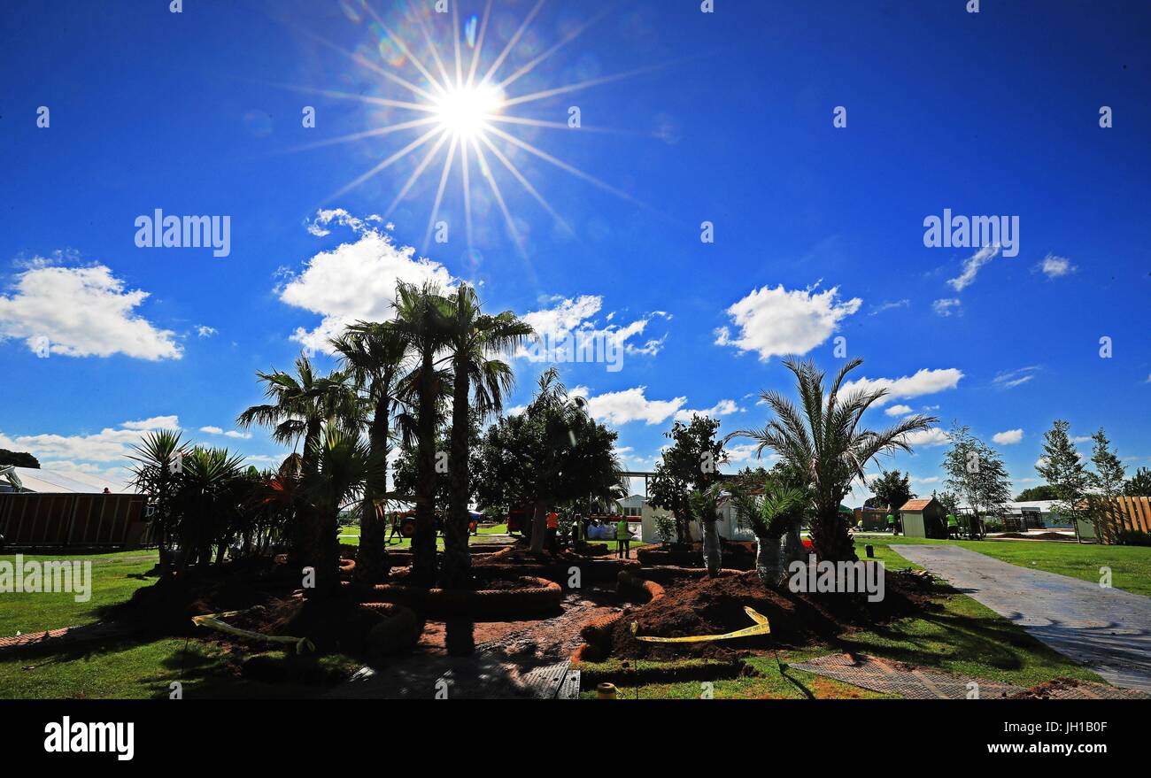 Le preparazioni sono fatte per il giardino delle farfalle prima dell'apertura della RHS Flower Show a Tatton Park, Knutsford. Foto Stock