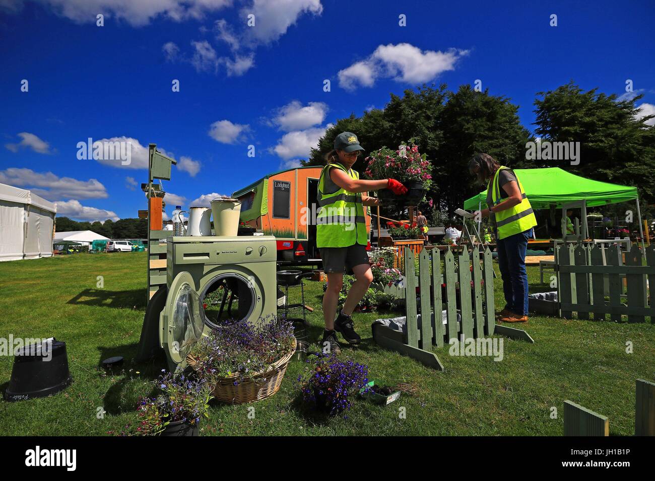 I preparativi sono realizzati per le Coccinelle Urban garden Giardino Safari prima dell'apertura della RHS Flower Show a Tatton Park, Knutsford. Foto Stock