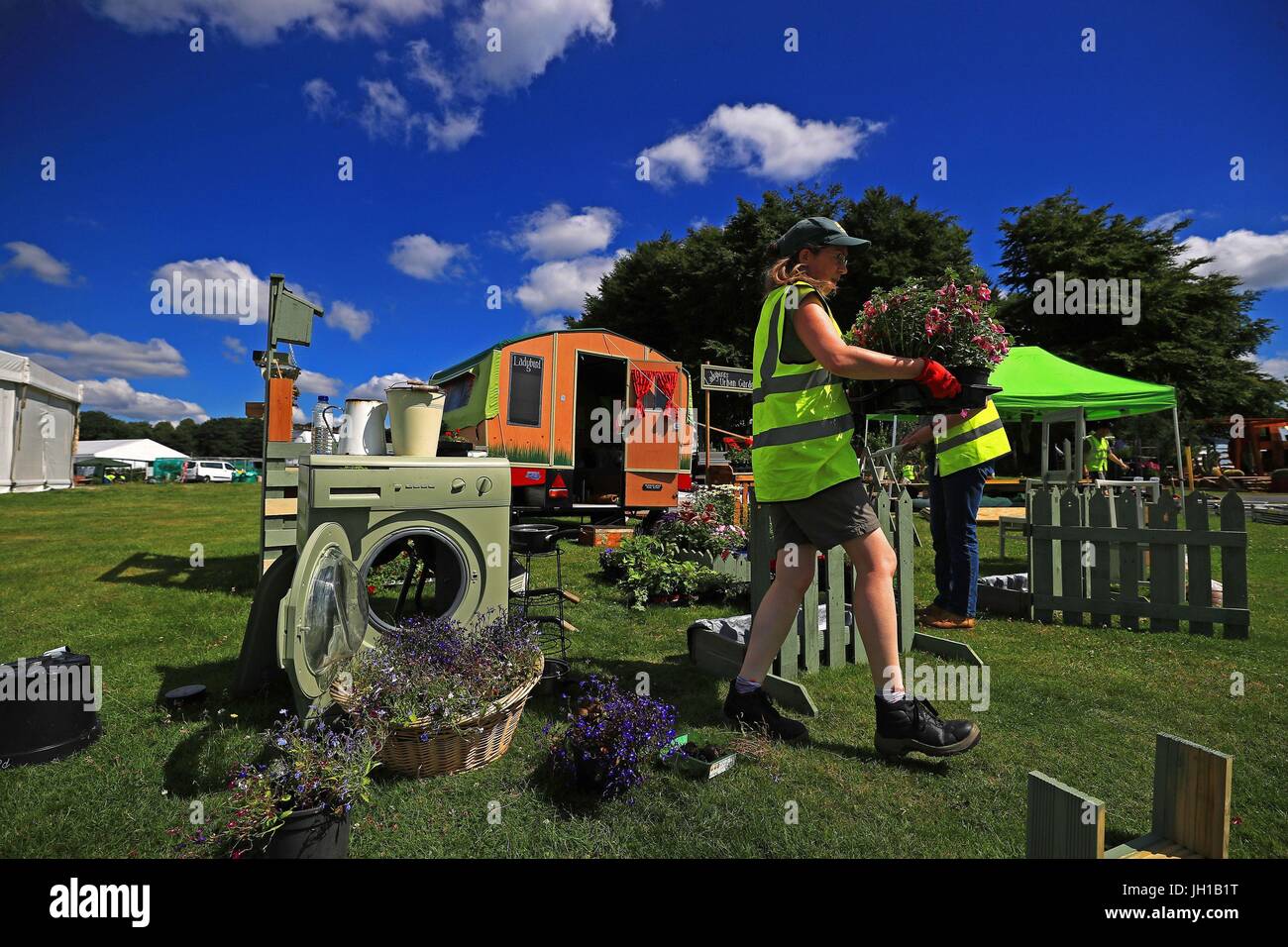 I preparativi sono realizzati per le Coccinelle Urban garden Giardino Safari prima dell'apertura della RHS Flower Show a Tatton Park, Knutsford. Foto Stock