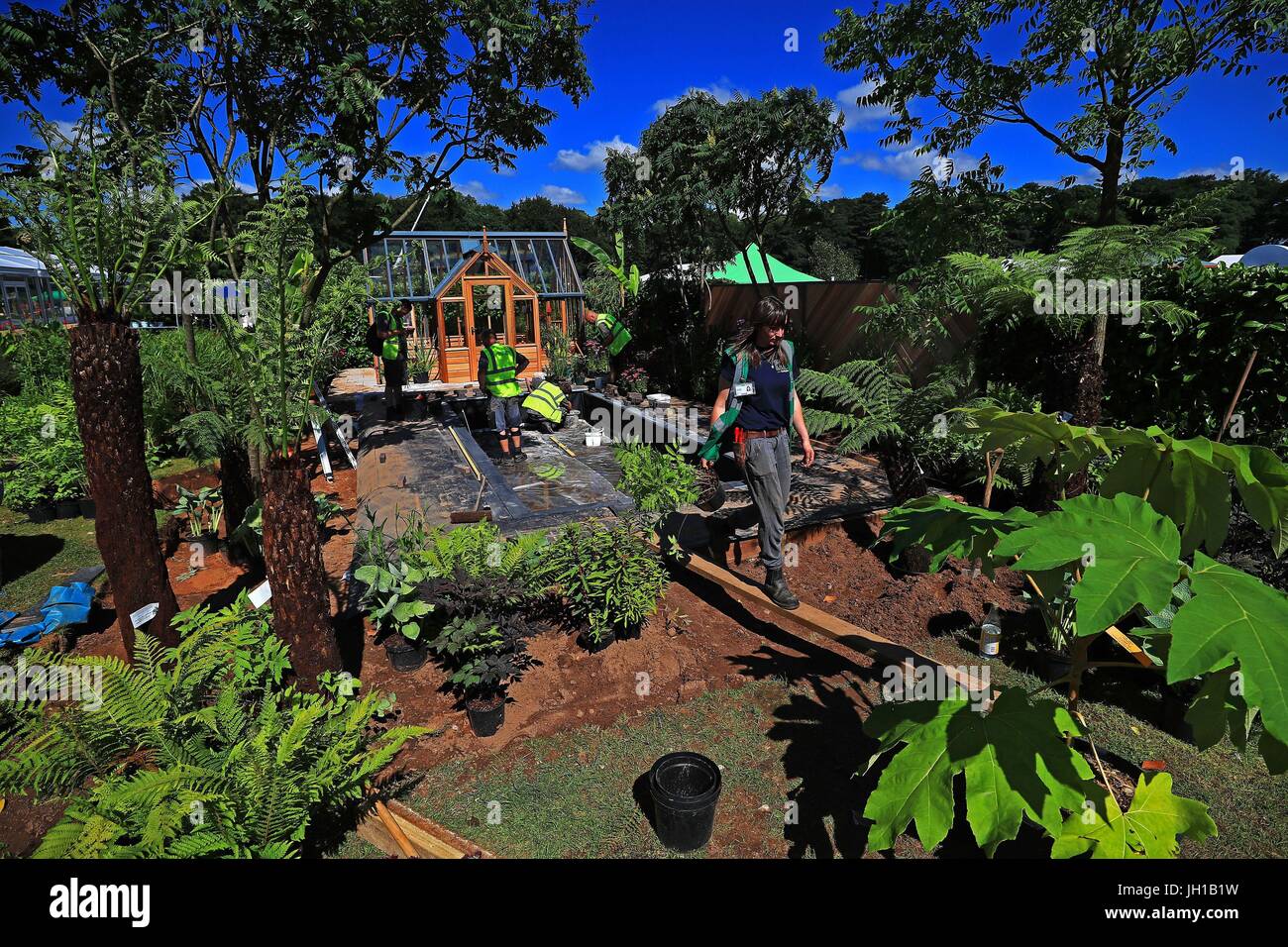 I preparativi sono realizzati per la cenere di Gabriel serra giardino disegnato da Lilly Gamm prima dell'apertura della RHS Flower Show a Tatton Park, Knutsford. Foto Stock